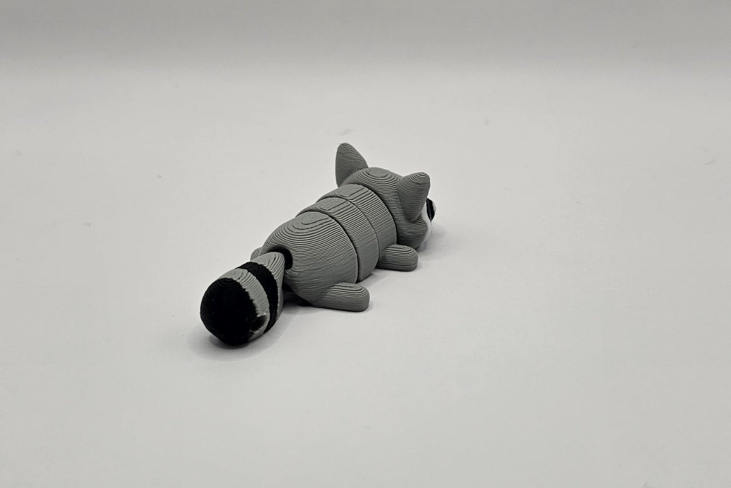 🦝 Porte-Clés Raton Laveur – Malicieux & Curieux 🌲